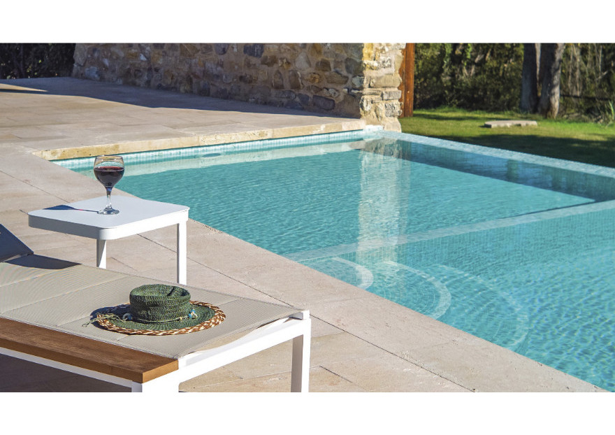 SUELO EXTERIOR ANTIDESLIZANTE: CÓMO ELEGIR EL PAVIMENTO IDEAL PARA TERRAZAS, PATIOS Y ZONAS DE PISCINA
